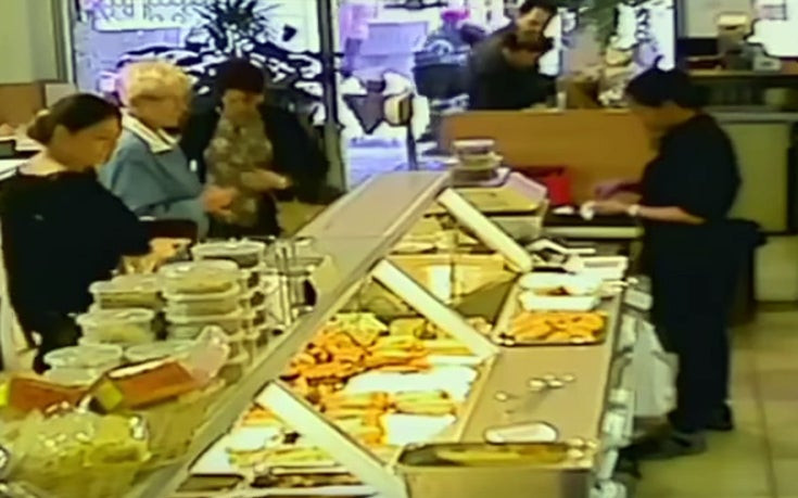 Παππούς μπερδεύει το γκάζι με το φρένο και δείτε που καρφώθηκε (βίντεο)